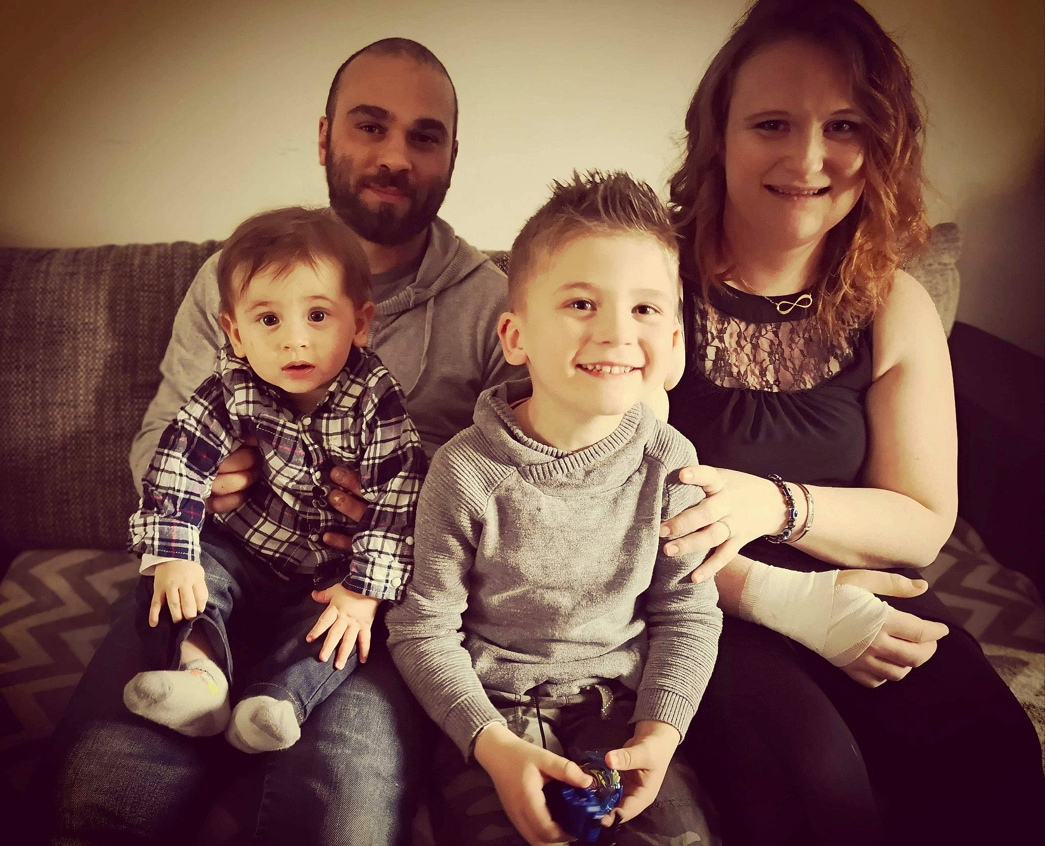 Noah a rejoint le concours — aidez-le/la à gagner de superbes lots ! child, cloud, cousin, daughter, face, family, family_pictures, family_taking_photos_together, fun, happy, head, holiday, iris, joy, people, person, photography, sibling, sitting, sky