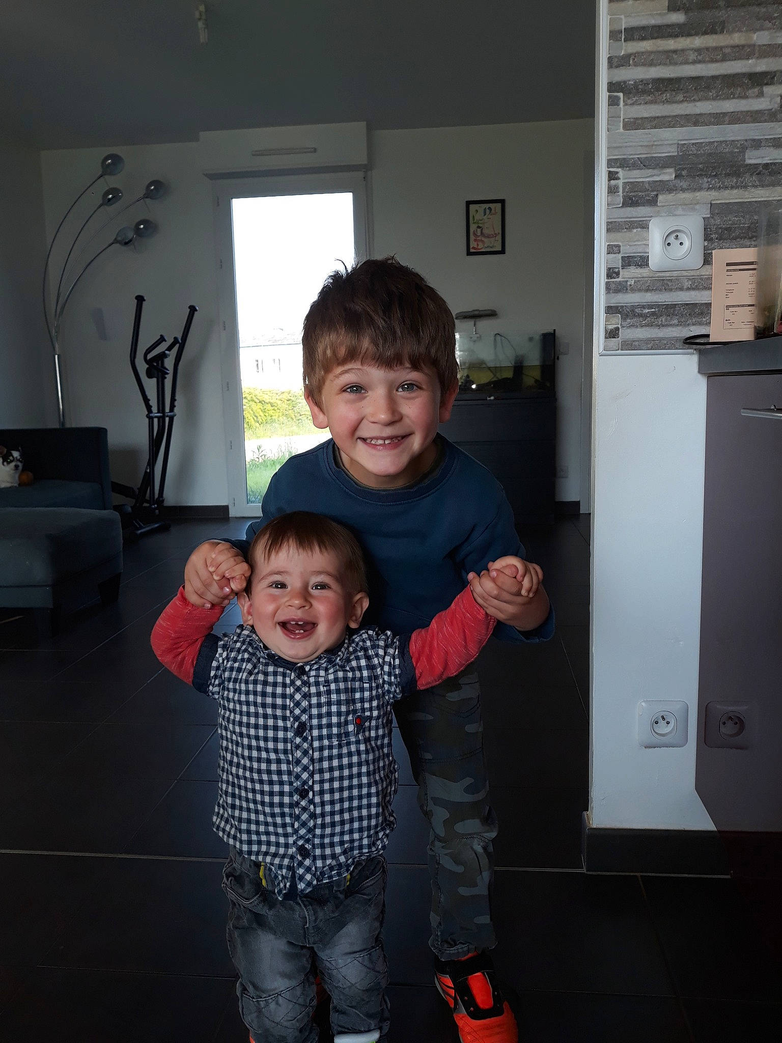 Noah a rejoint le concours — aidez-le/la à gagner de superbes lots ! child, daughter, family, father, fun, head, house, joy, people, person, room, shoulder, smile, standing, toddler, vacation