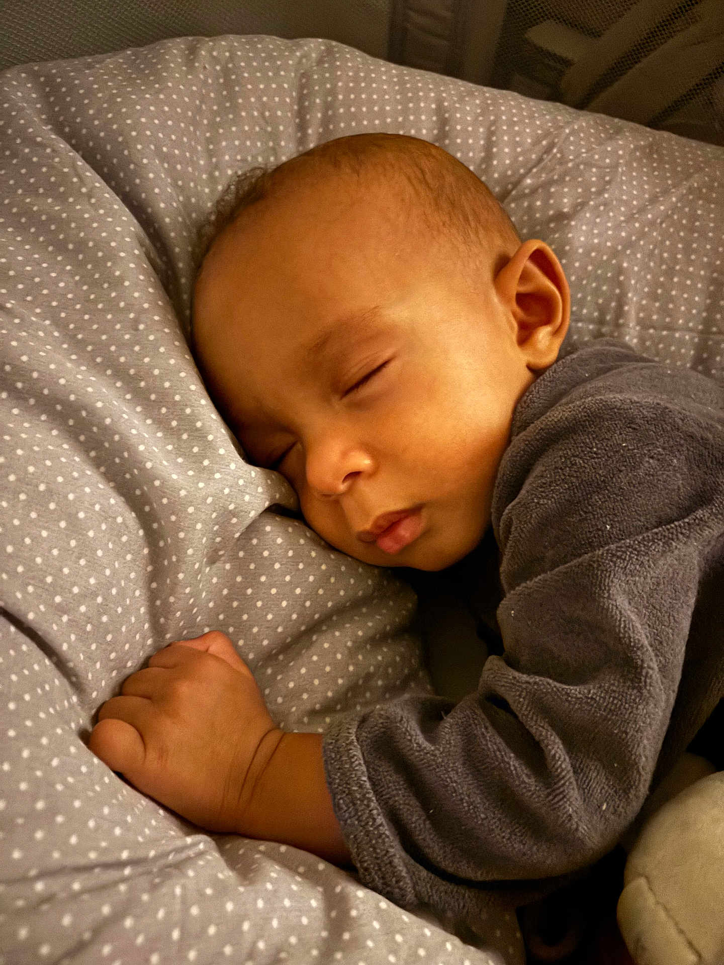 Milhan participe au concours pour gagner de l'argent avec cette photo : baby, sleeping, pillow, polka_dot, blanket, child, face, hand, cozy, soft, indoors, peaceful, rest, cute, young, person, infant, clothing, portrait, nap