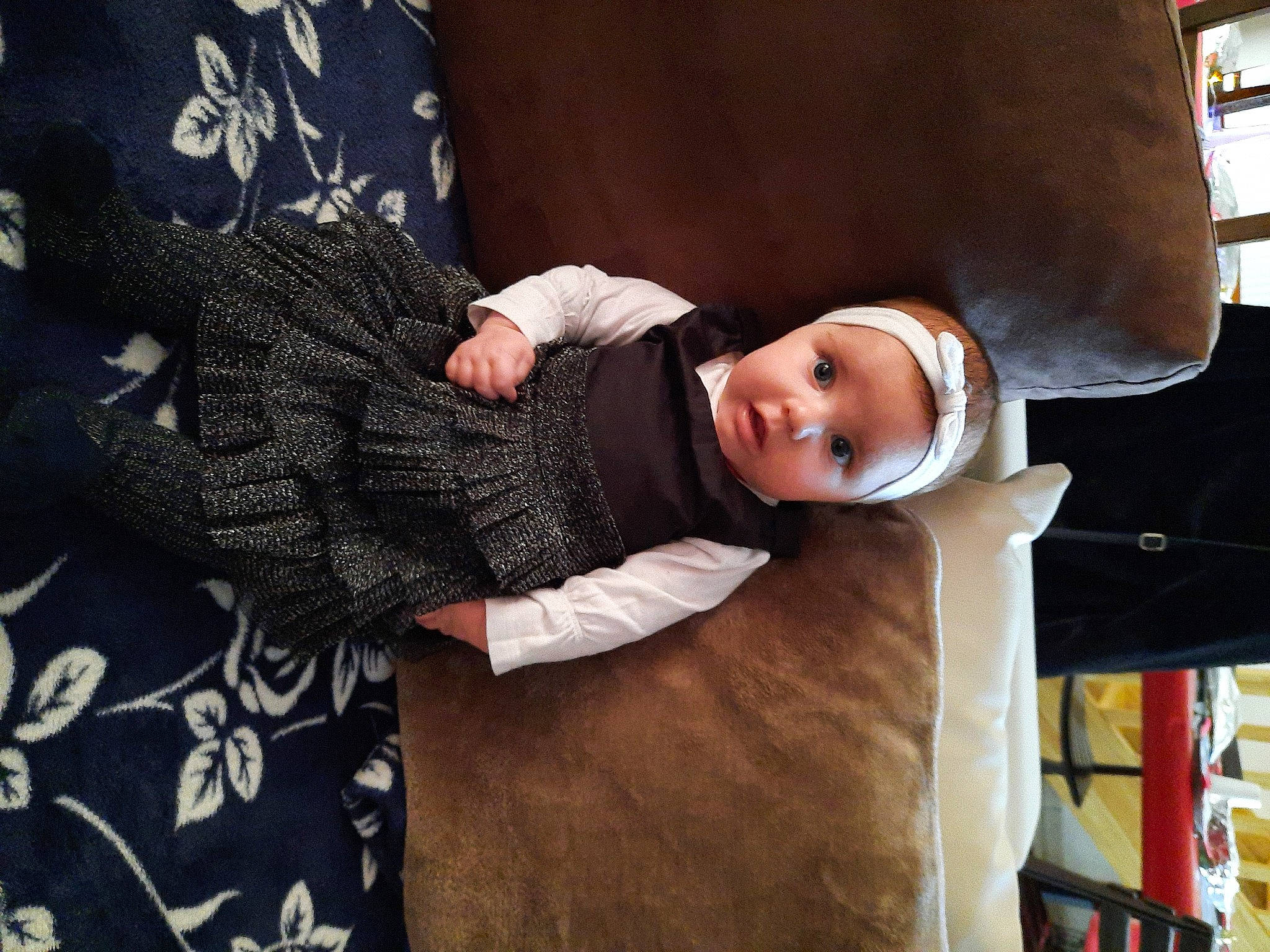 Lilly participe au concours pour gagner de l'argent avec cette photo : baby, baby_toddler_clothing, comfort, costume, person, sleeve, surprise