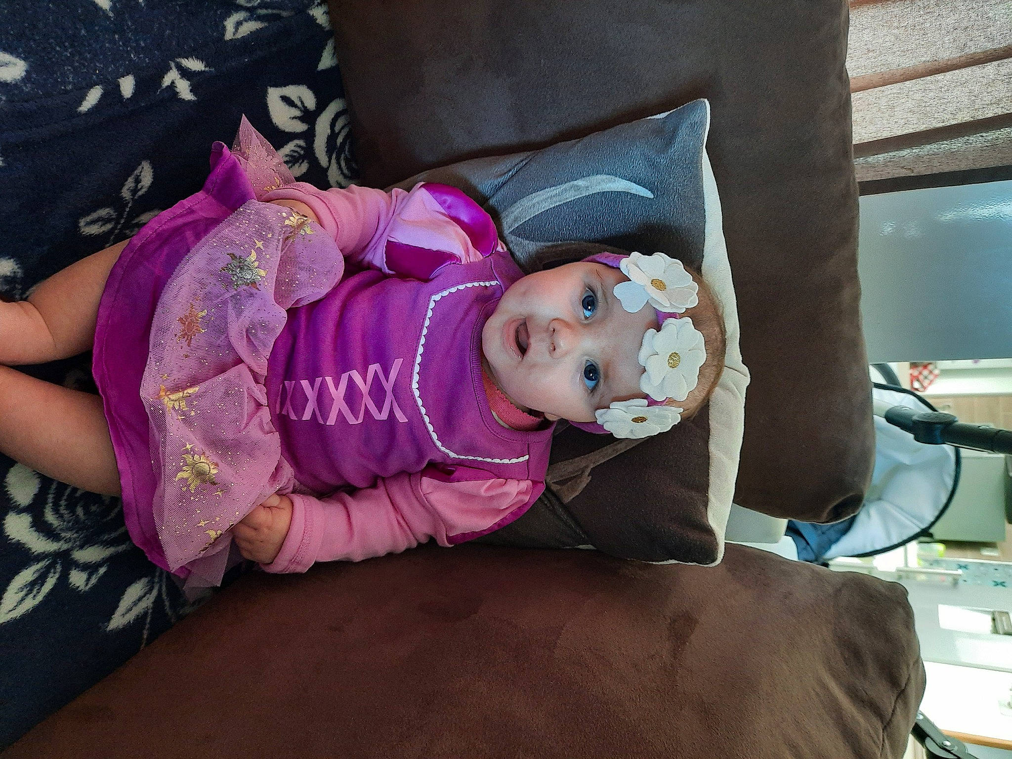 Lilly participe au concours pour gagner de l'argent avec cette photo : baby, baby_products, baby_toddler_clothing, headwear, living_room, nightwear, nose, person, pink, purple, toddler, violet