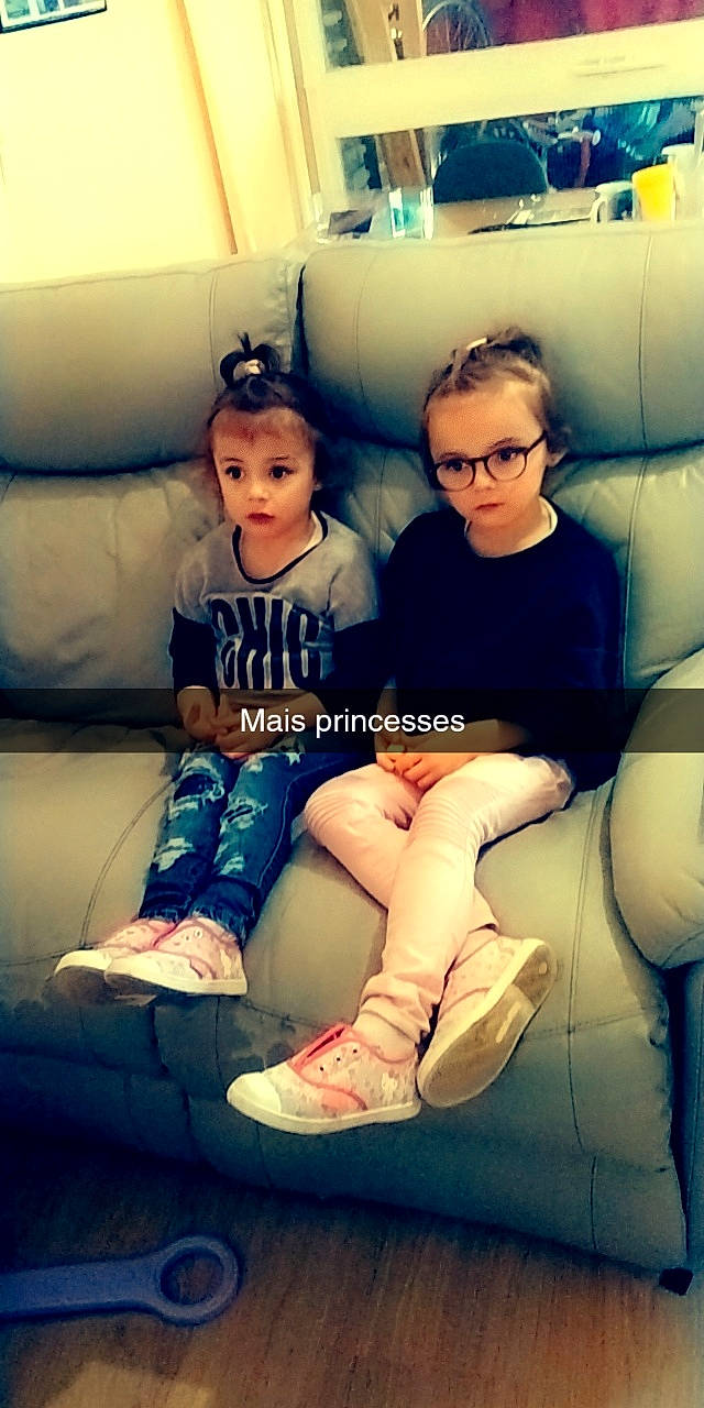 Lena a rejoint le concours — aidez-le/la à gagner de superbes lots ! automotive_design, comfort, cool, couch, eye, fun, hair, happy, head, human_body, knee, lap, leg, light, person, shorts, shoulder, snapshot, surprise, t_shirt