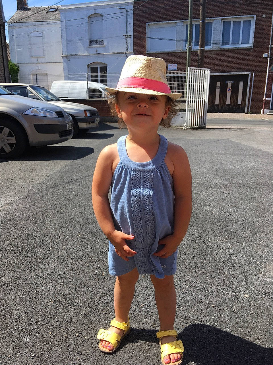 Lilou participe au concours pour gagner de l'argent avec cette photo : asphalt, child, cool, denim, eyewear, fashion_accessory, footwear, glasses, hat, headgear, headwear, joy, leg, person, shoe, snapshot, standing, summer, sun_hat, sunglasses