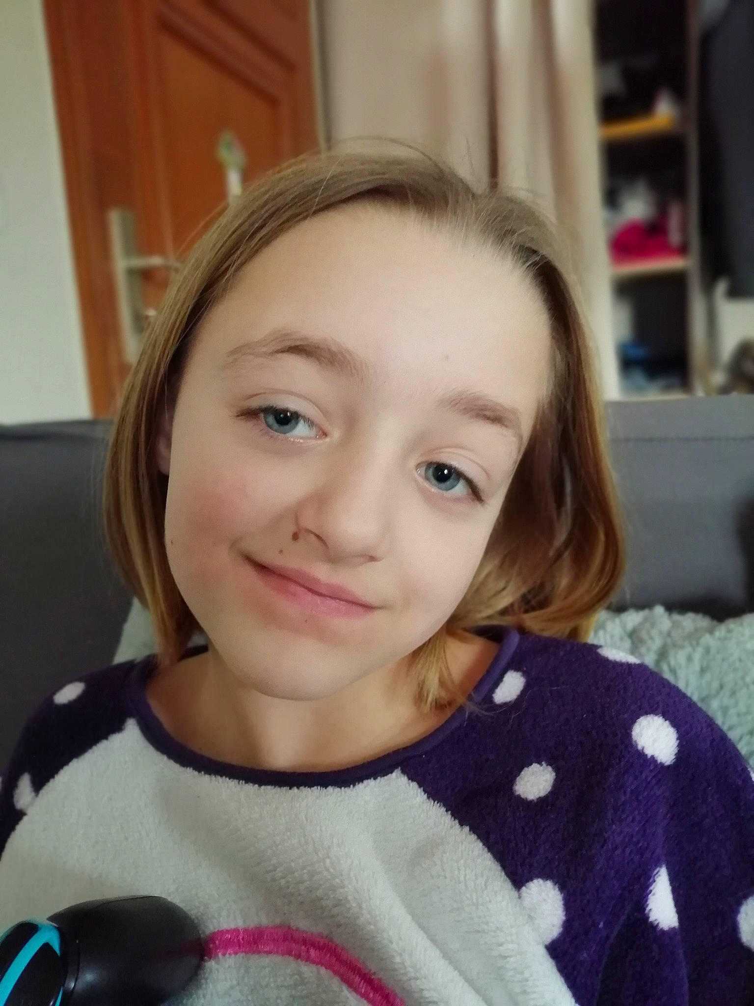 Eva a rejoint le concours — aidez-le/la à gagner de superbes lots ! brown_hair, cheek, child, eyelash, facial_expression, fun, happy, joy, lip, long_hair, nose, pattern, people, person, plaid, portrait_photography, selfie, shelf, shirt, sleeve