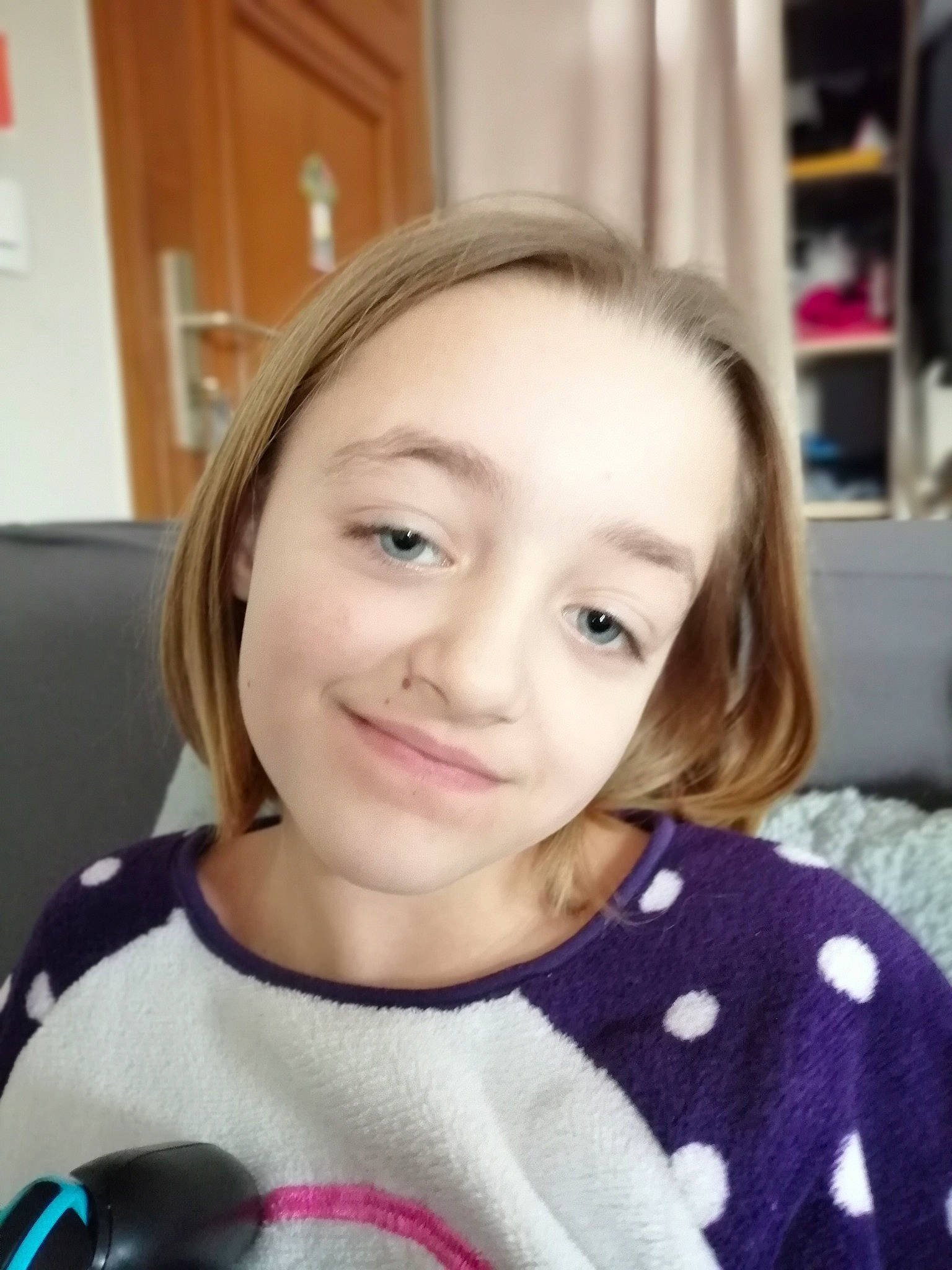 Eva participe au concours pour gagner de l'argent avec cette photo : blond, brown_hair, cheek, child, eyebrow, eyelash, facial_expression, fun, hairstyle, happy, joy, lip, long_hair, nose, pattern, people, person, plaid, shelf, sleeve