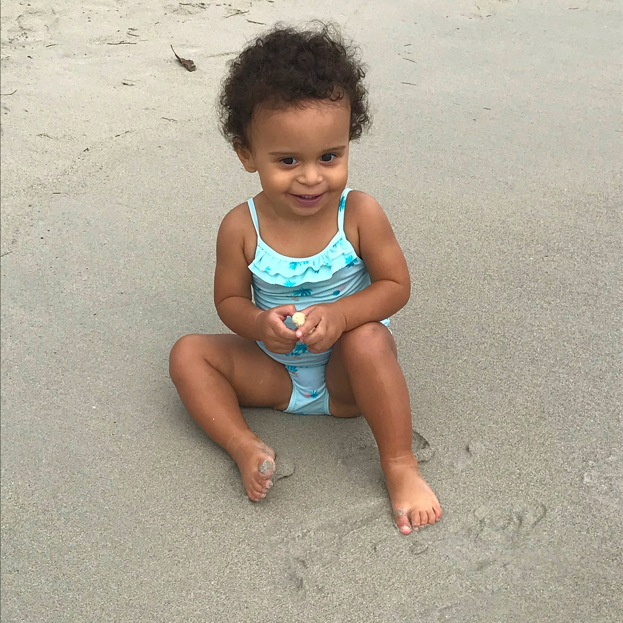 Angèle a rejoint le concours — aidez-le/la à gagner de superbes lots ! barefoot, child, fun, head, joy, leg, person, play, sitting, smile, summer, toddler, vacation