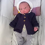 Amélia a rejoint le concours — aidez-le/la à gagner de superbes lots ! baby, blanket, clothing, cozy, cute, face, footed_pajamas, headwear, indoor, infant, lying_down, newborn, person, pillow, portrait, sleepwear, soft, striped, sweater, young_child