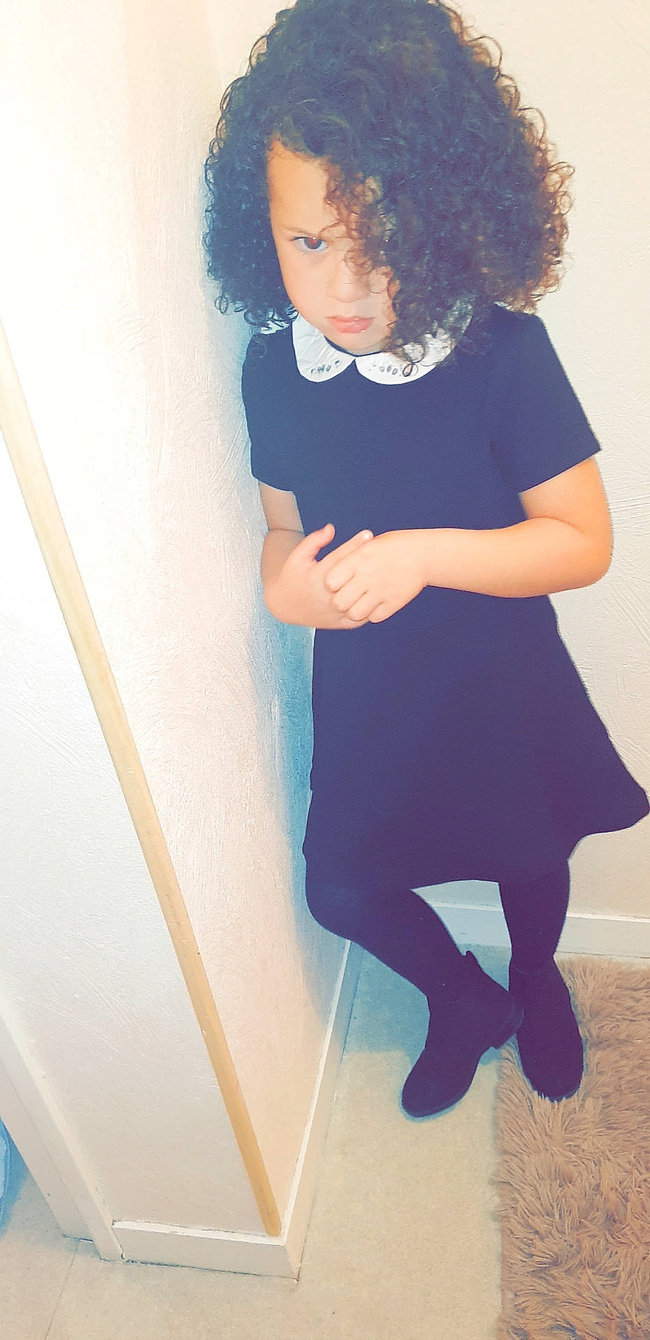 Manel participe au concours pour gagner de l'argent avec cette photo : arm, black, black_hair, blue, clothing, fun, girl, hair, hairstyle, human_hair_color, joint, joy, leg, person, pink, purple, shoulder, sitting, skin, smile