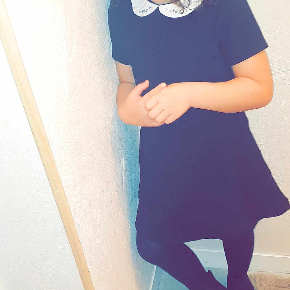 Manel participe au concours pour gagner de l'argent avec cette photo : arm, black, black_hair, blue, clothing, fun, girl, hair, hairstyle, human_hair_color, joint, joy, leg, person, pink, purple, shoulder, sitting, skin, smile