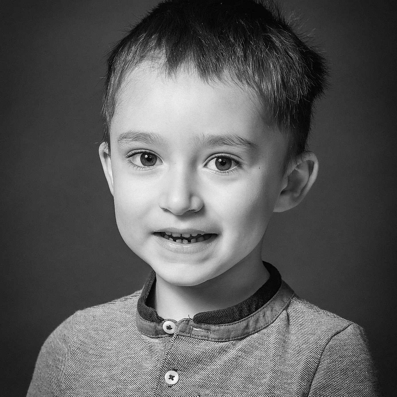 Lainyh a rejoint le concours — aidez-le/la à gagner de superbes lots ! bodypart, boy, child, clothing, coat, face, finger, hair, hand, happy, head, knitwear, male, mouth, person, photography, portrait, smile, sweater, t_shirt
