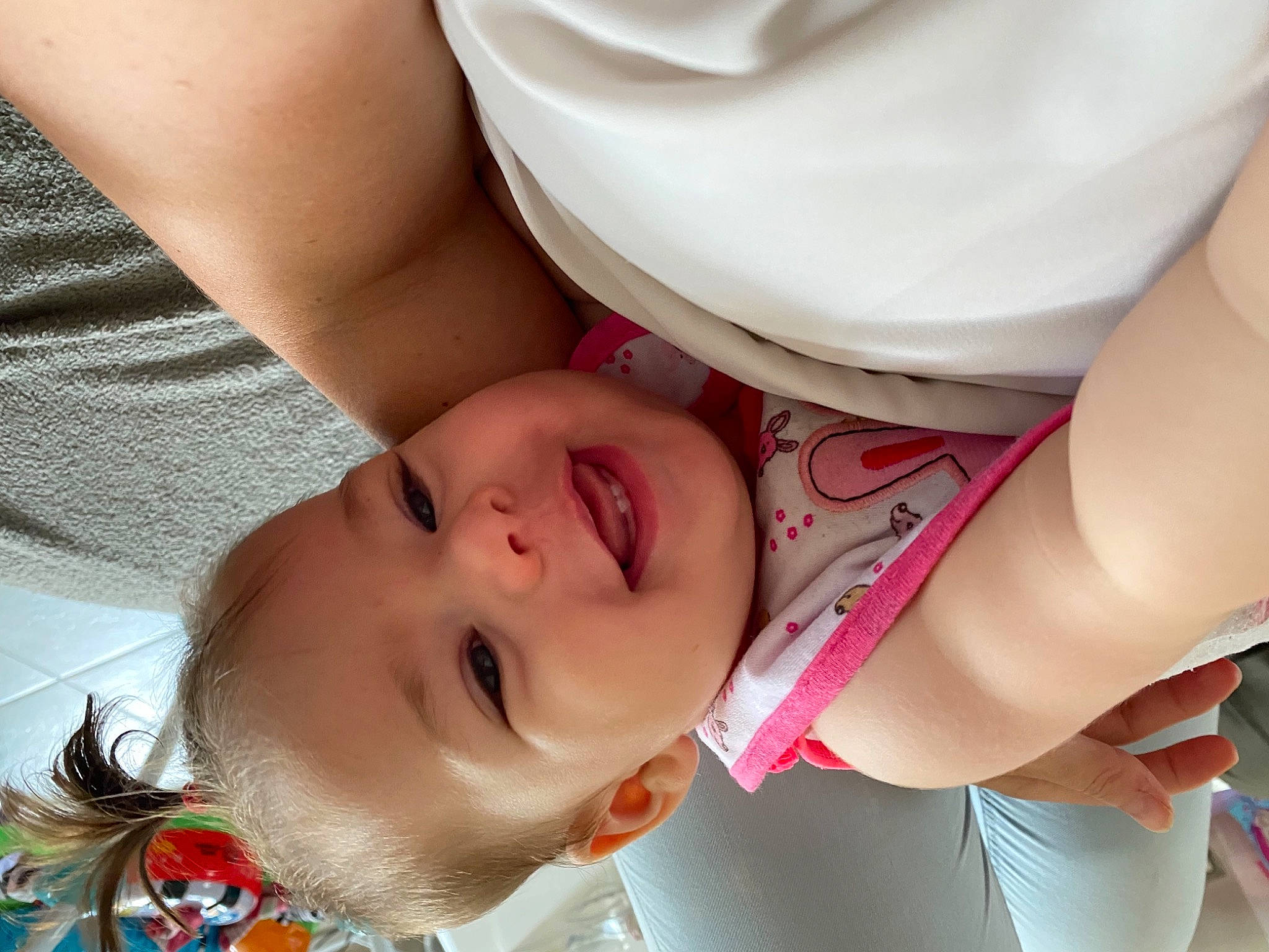 Bella participe au concours pour gagner de l'argent avec cette photo : baby, cheek, chin, eye, eyelash, face, gesture, happy, hat, head, headgear, human_body, lip, mouth, neck, nose, person, plant, skin, smile