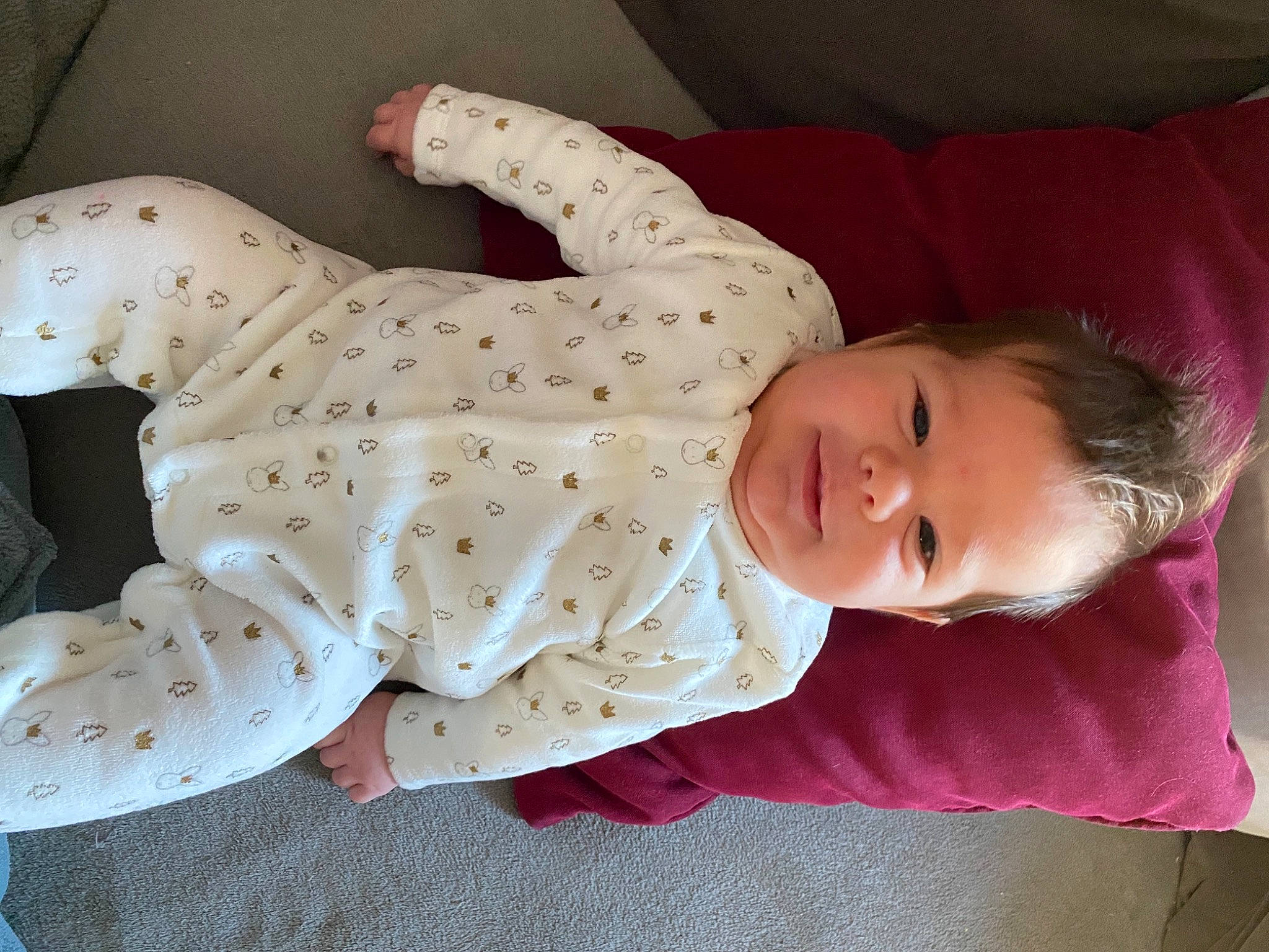 Bella participe au concours pour gagner de l'argent avec cette photo : baby, baby_products, baby_toddler_clothing, child, comfort, foot, human_leg, linens, mammal, pattern, person, product, sitting, skin, sleeve, toddler, vertebrate