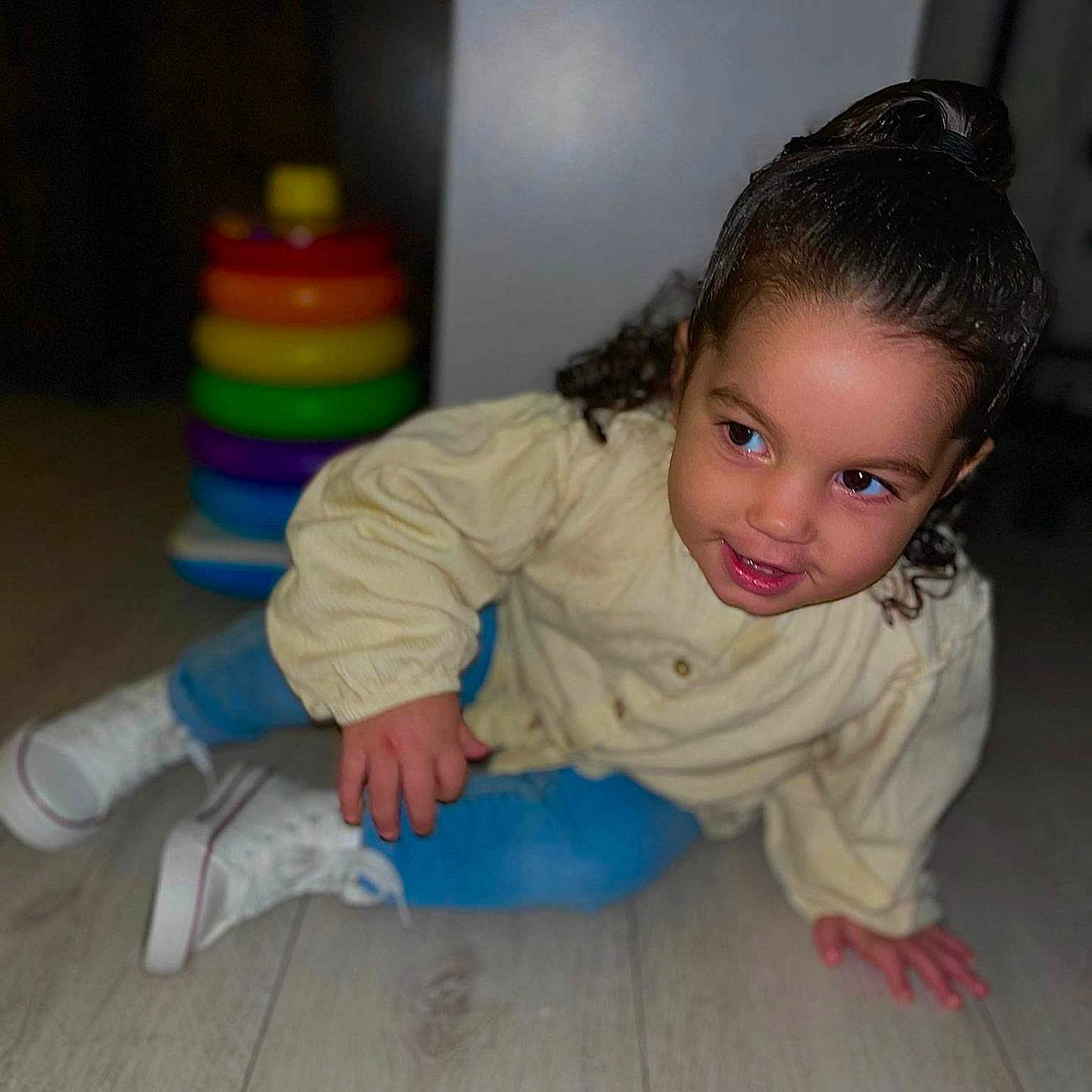 Shaïlah a rejoint le concours — aidez-le/la à gagner de superbes lots ! baby, babycrawling, child, clothing, crawling, face, female, girl, hair, head, person, sitting, sleeve