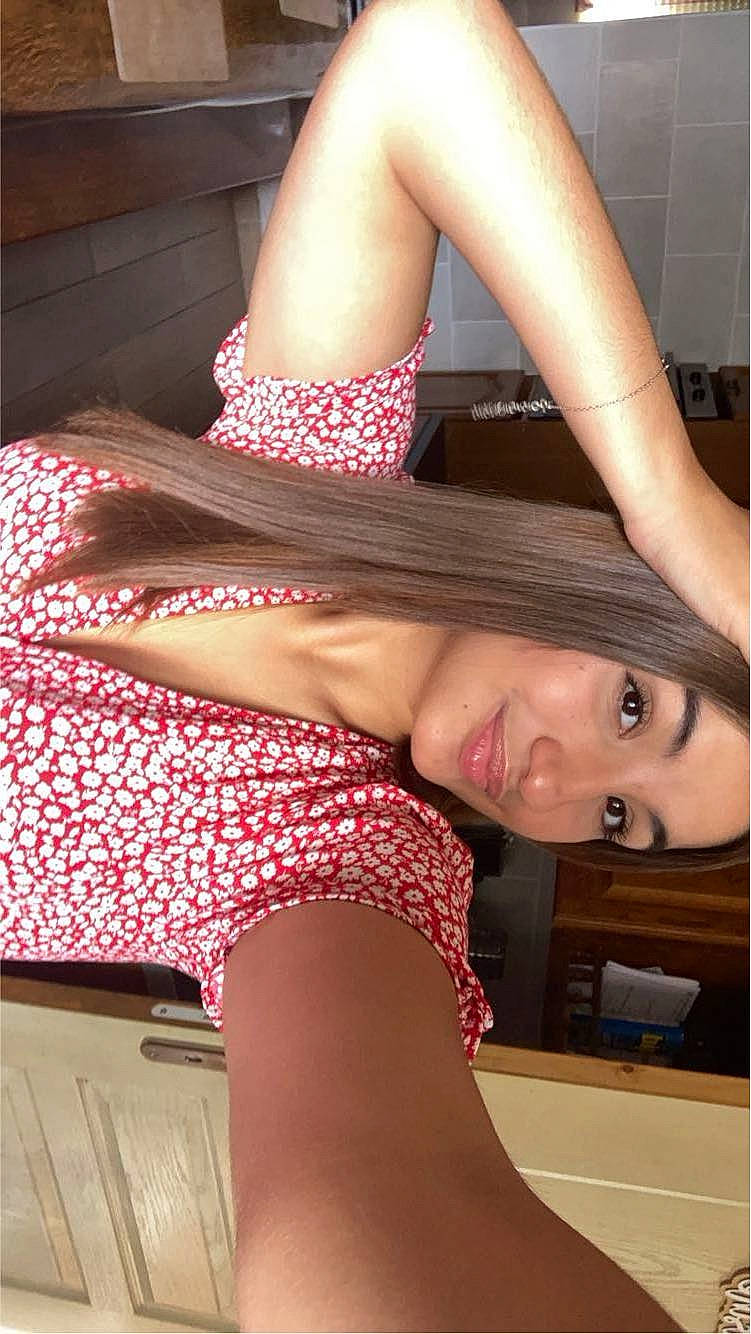 Léana a rejoint le concours — aidez-le/la à gagner de superbes lots ! abdomen, black_hair, chest, elbow, eyelash, finger, joint, joy, lip, long_hair, magenta, mouth, muscle, neck, organ, person, pink, shoulder, smile, thigh