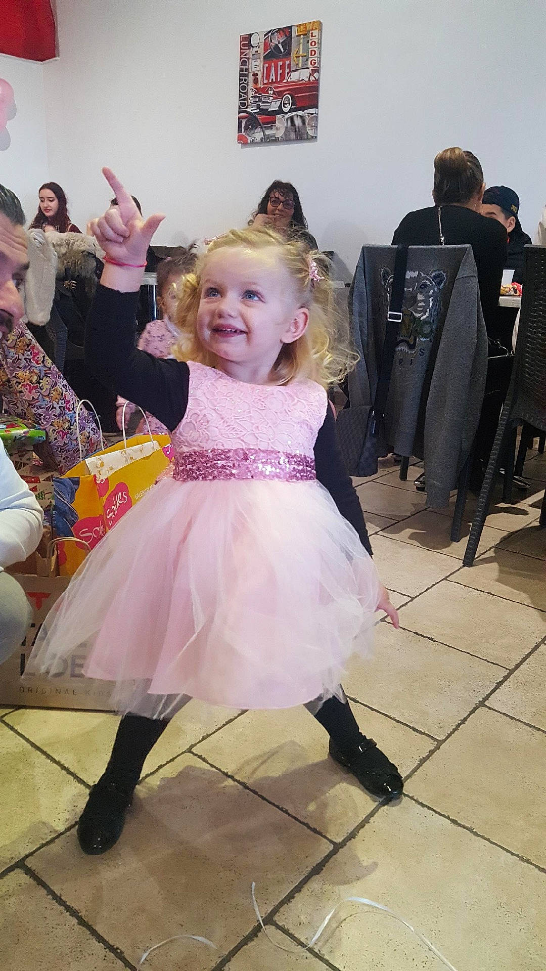 Ambre a rejoint le concours — aidez-le/la à gagner de superbes lots ! child, clothing, costume, dance, dress, event, flooring, fun, girl, joy, person, pink