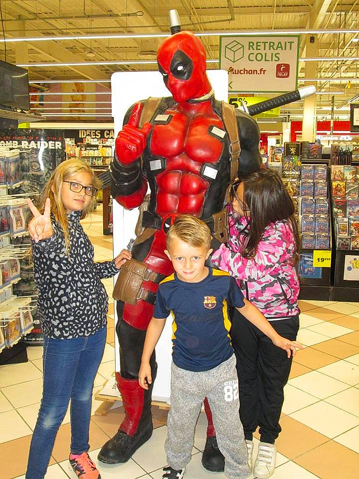 Noa participe au concours pour gagner de l'argent avec cette photo : costume, fiction, fictional_character, fun, hero, iron_man, person, spider_man, superhero, supermarket, vacation