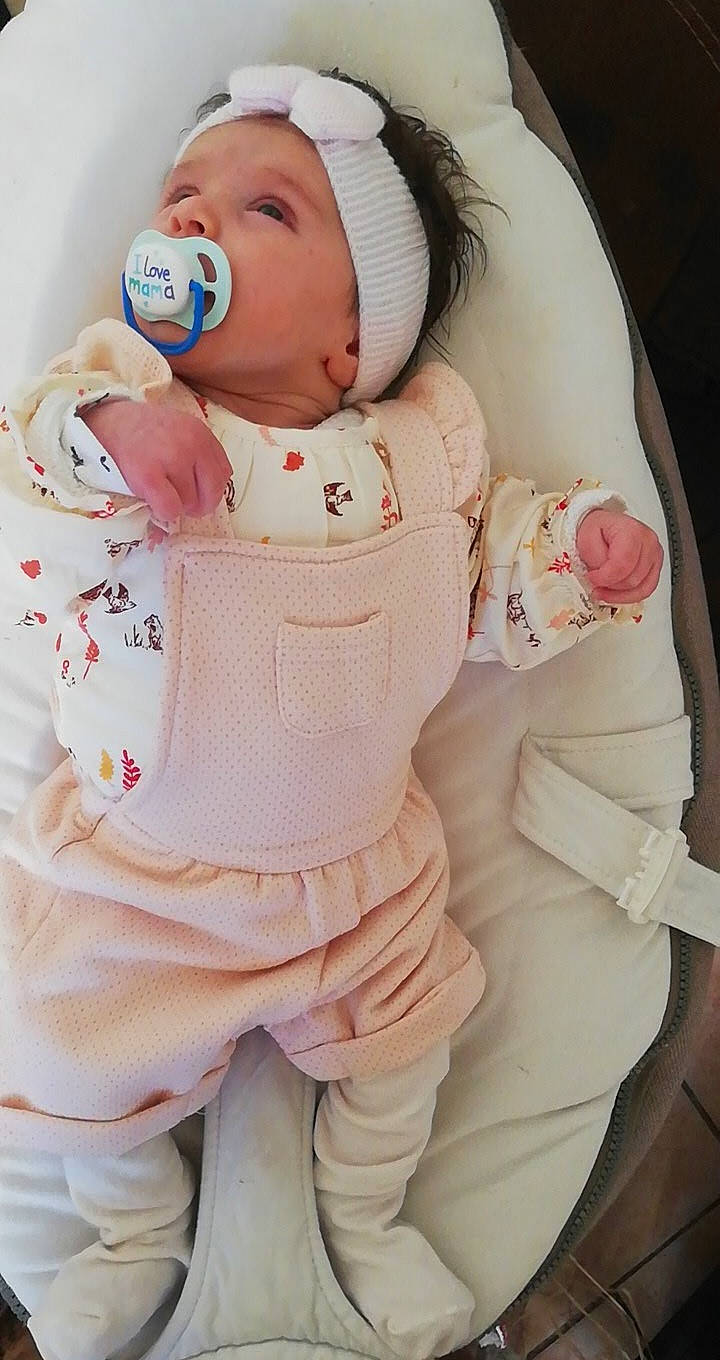 Shoshana a rejoint le concours — aidez-le/la à gagner de superbes lots ! baby, baby_products, baby_safety, baby_sleeping, baby_toddler_clothing, child, comfort, gesture, human_body, linens, peach, person, personal_protective_equipment, pink, product, skin, sleeve, textile, thumb, toddler