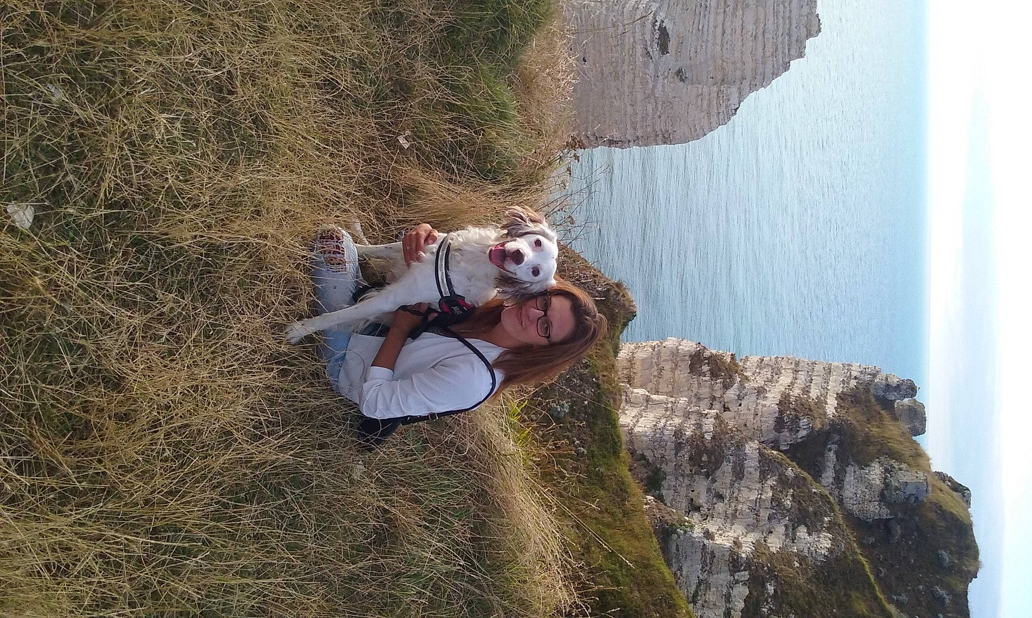 Buddy participe au concours pour gagner de l'argent avec cette photo : adventure, fun, grass, happy, klippe, lake, landscape, leisure, people_in_nature, recreation, rock, sitting, sky, soil, sport_climbing, sunglasses, travel, vacation, water, wood