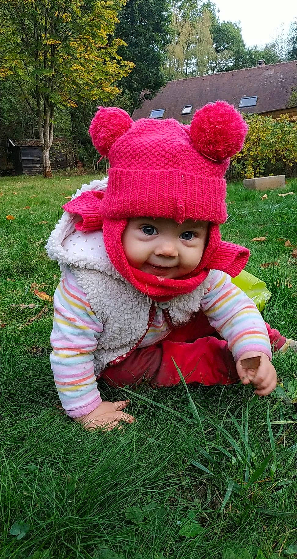 Elouane a rejoint le concours — aidez-le/la à gagner de superbes lots ! art, baby, baby_toddler_clothing, botany, cap, clothing, flooring, grass, happy, headwear, knit_cap, lawn, magenta, outerwear, pattern, people_in_nature, person, pink, plant, red