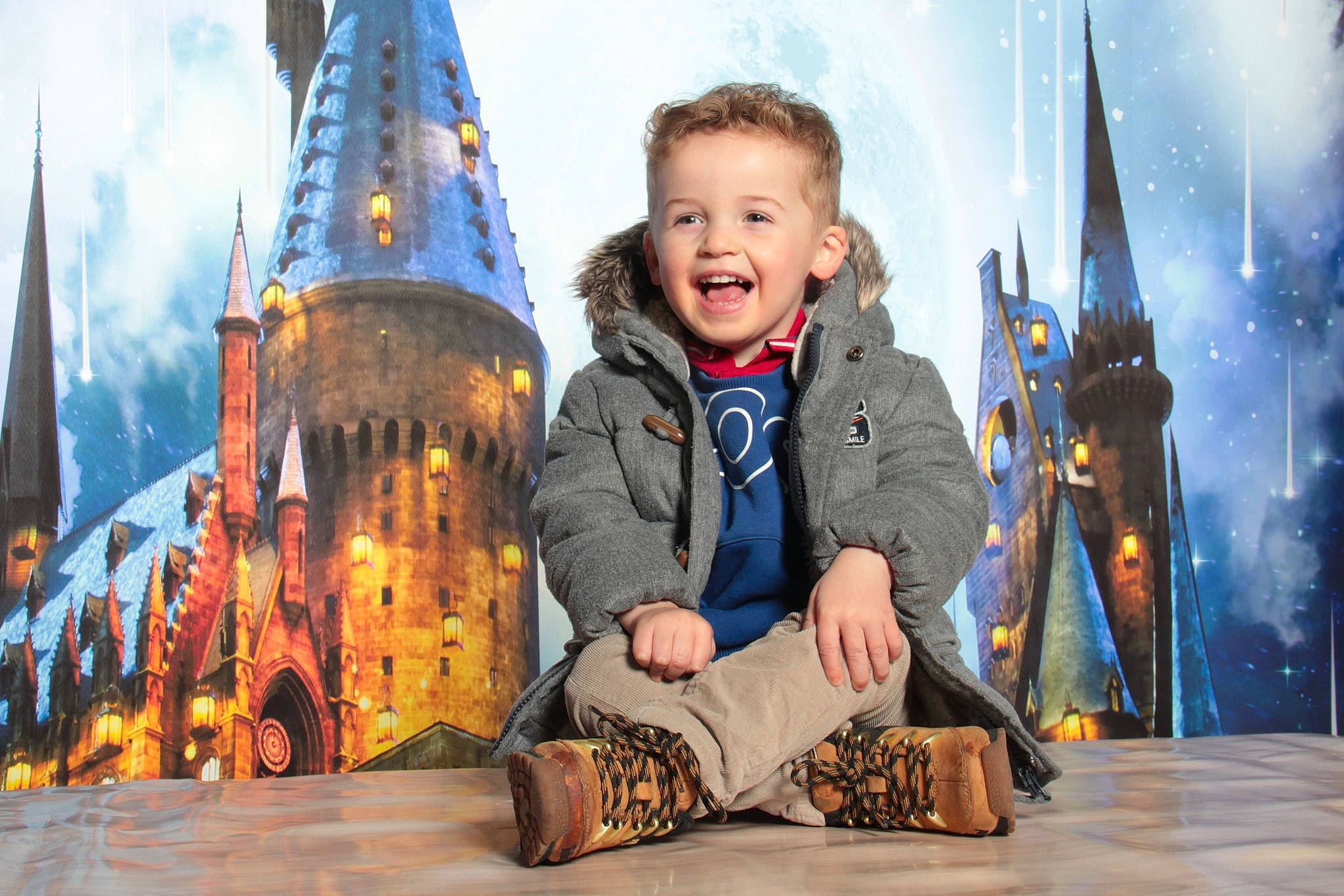 Eloann participe au concours pour gagner de l'argent avec cette photo : child, christmas, cloud, entertainment, event, fun, happy, jacket, leisure, lighting, performing_arts, person, recreation, sky, smile, toddler, tradition, tree, vacation, winter