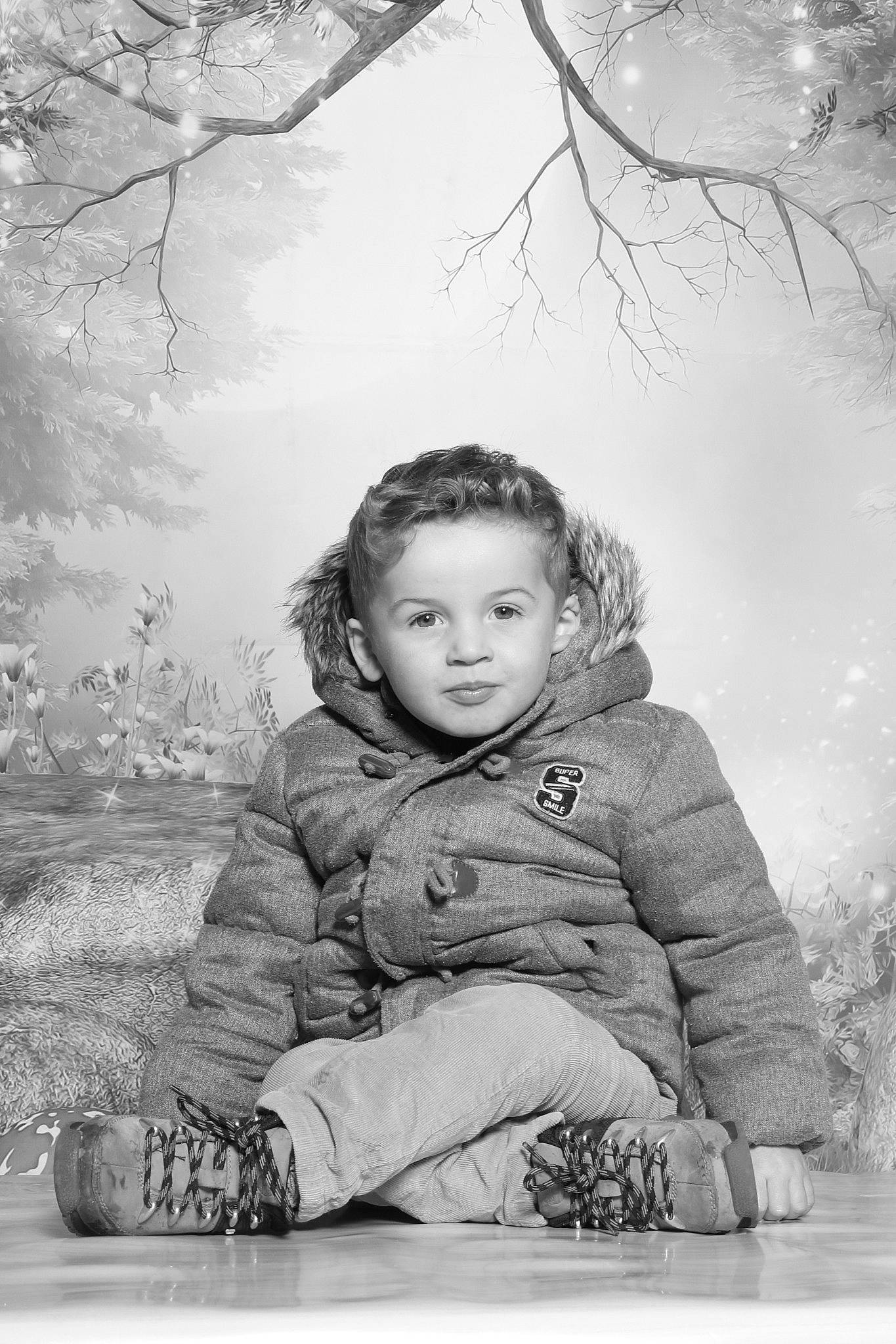 Eloann a rejoint le concours — aidez-le/la à gagner de superbes lots ! black, black_and_white, clothing, eye, face, flash_photography, grass, hair, hairstyle, happy, jacket, monochrome, monochrome_photography, people_in_nature, person, photograph, standing, style, tints_and_shades, toddler