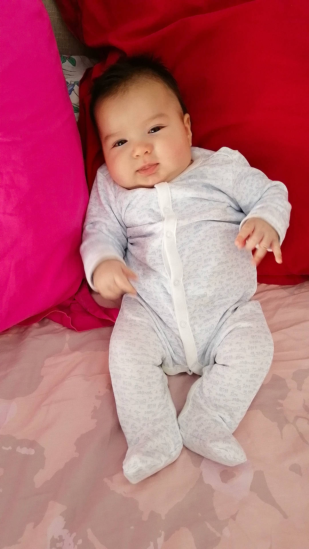 Pharell participe au concours pour gagner de l'argent avec cette photo : arm, baby, baby_toddler_clothing, cheek, child, comfort, face, finger, foot, fun, happy, linens, nose, person, pink, sitting, skin, sleeve, smile, textile