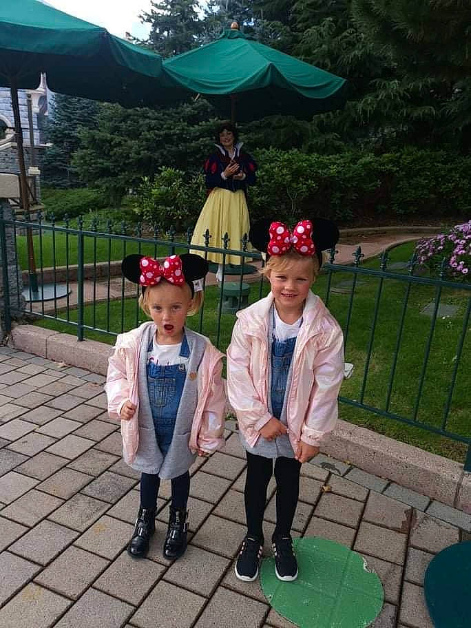 Louna Lucia a rejoint le concours — aidez-le/la à gagner de superbes lots ! child, event, fence, fun, garden, grass, green, hat, joy, leaf, leg, leisure, person, plant, pole, recreation, sun_hat, surprise, temple, toddler