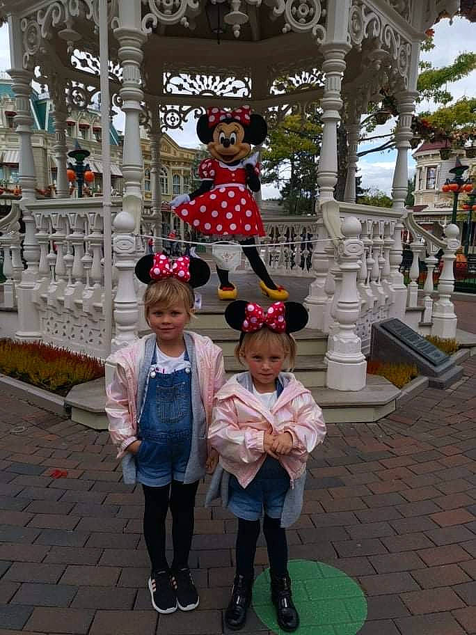 Louna Lucia participe au concours pour gagner de l'argent avec cette photo : boot, child, city, costume, event, fun, infrastructure, joy, leisure, pedestrian, person, pink, place_of_worship, recreation, street, temple, toddler, tourism, tradition, travel
