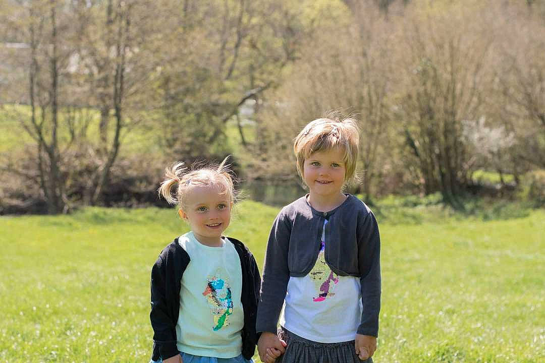 Louna Lucia a rejoint le concours — aidez-le/la à gagner de superbes lots ! blond, electric_blue, eye, fun, gesture, grass, grass_family, grassland, happy, joy, leaf, leisure, mammal, natural_landscape, people_in_nature, person, plant, recreation, smile, t_shirt