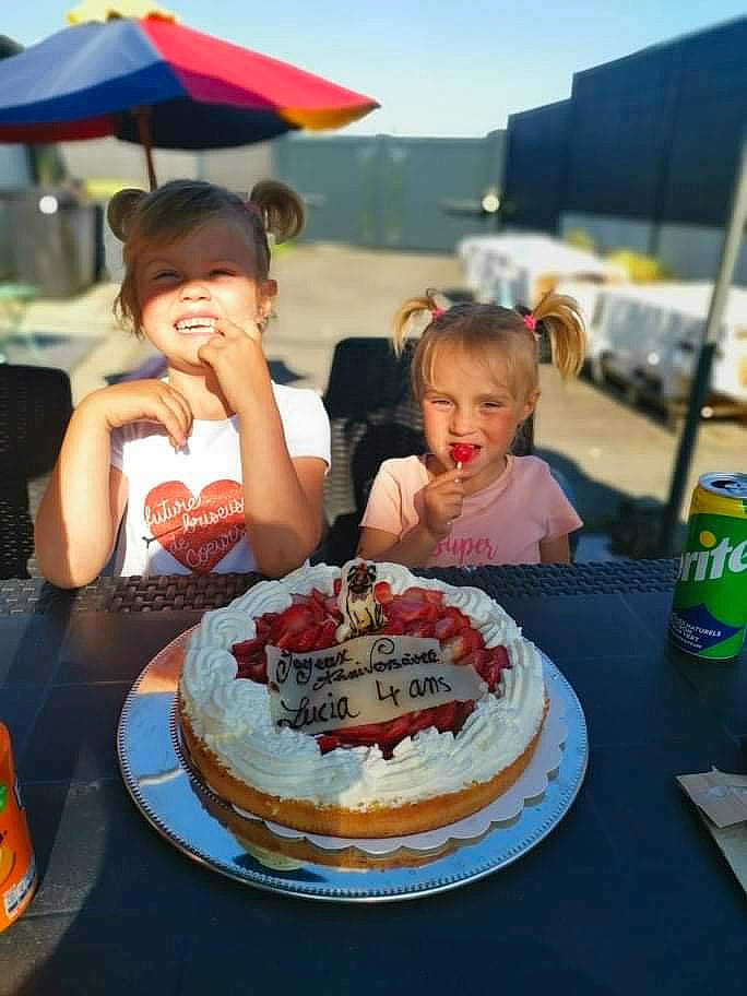 Louna Lucia a rejoint le concours — aidez-le/la à gagner de superbes lots ! baked_goods, birthday, birthday_cake, cake, cake_decorating, cream, cuisine, dessert, food, ingredient, leisure, person, plate, recipe, recreation, sky, sugar_cake, sweetness, table, tableware