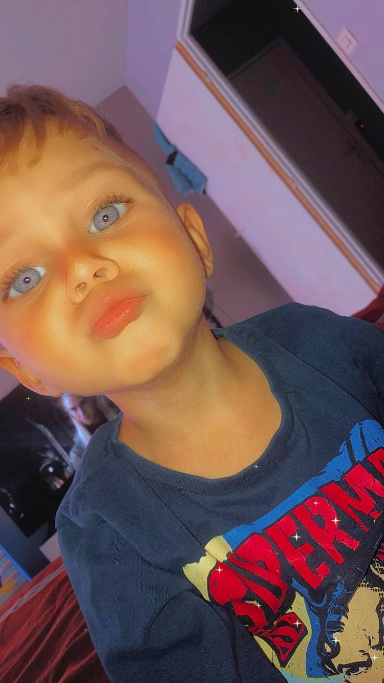 Tiago a rejoint le concours — aidez-le/la à gagner de superbes lots ! cheek, child, cool, electric_blue, eyebrow, eyelash, fashion_accessory, food, forehead, fun, happy, hat, jaw, leisure, lip, mouth, nose, person, sleeve, t_shirt