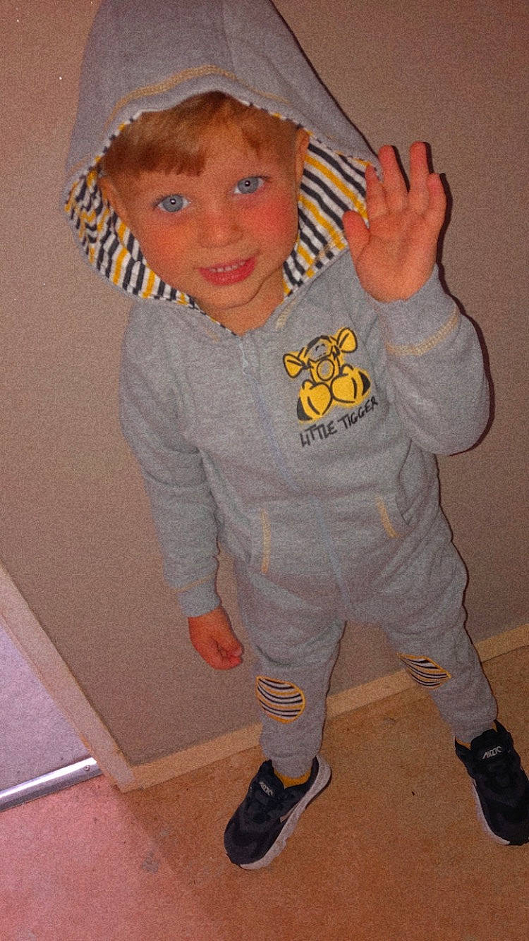 Tiago a rejoint le concours — aidez-le/la à gagner de superbes lots ! baby_toddler_clothing, child, clothing, costume, eye, flooring, fun, gesture, head, leg, orange, outerwear, person, shoe, sleeve, sneakers, sweatpant, t_shirt, textile, thumb