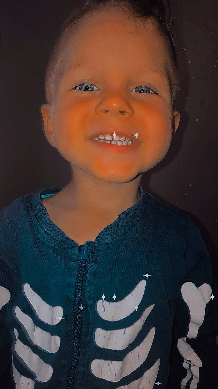 Tiago a rejoint le concours — aidez-le/la à gagner de superbes lots ! black, blue, cheek, chin, eye, face, facial_expression, flash_photography, forehead, gesture, happy, light, lip, neck, nose, organ, person, skin, sleeve, smile