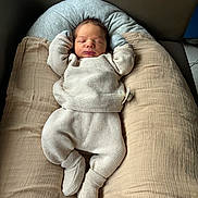 Léandro participe au concours pour gagner de l'argent avec cette photo : baby, blanket, child, clothing, cozy, cream_color, cushion, cute, head, indoors, infant, knitwear, newborn, pacifier, person, relaxed, resting, sleeping, small, soft