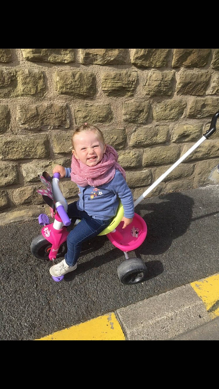 Ilyanna participe au concours pour gagner de l'argent avec cette photo : asphalt, child, fun, happy, joy, kick_scooter, person, play, sitting, smile, toddler, vehicle