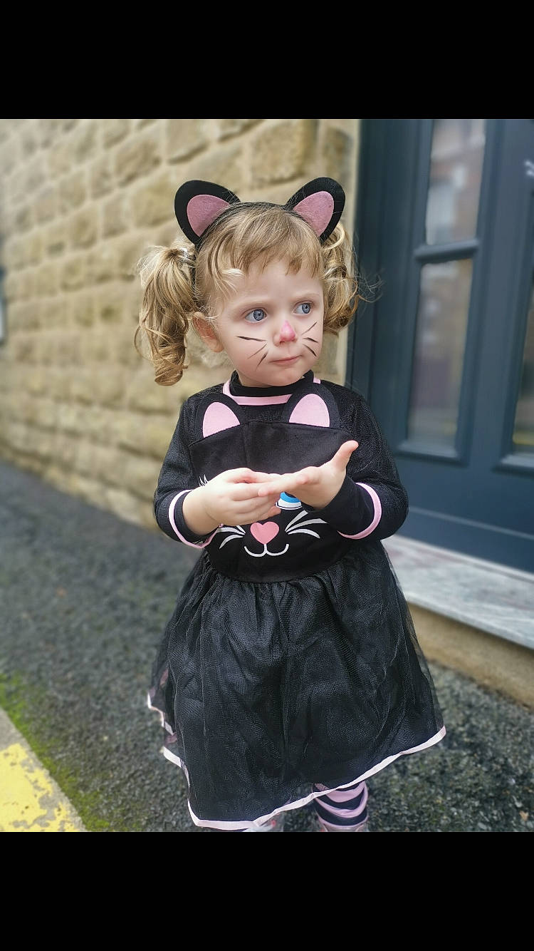 Ilyanna participe au concours pour gagner de l'argent avec cette photo : child, dress, ear, fawn, head, person, photography, smile, toddler