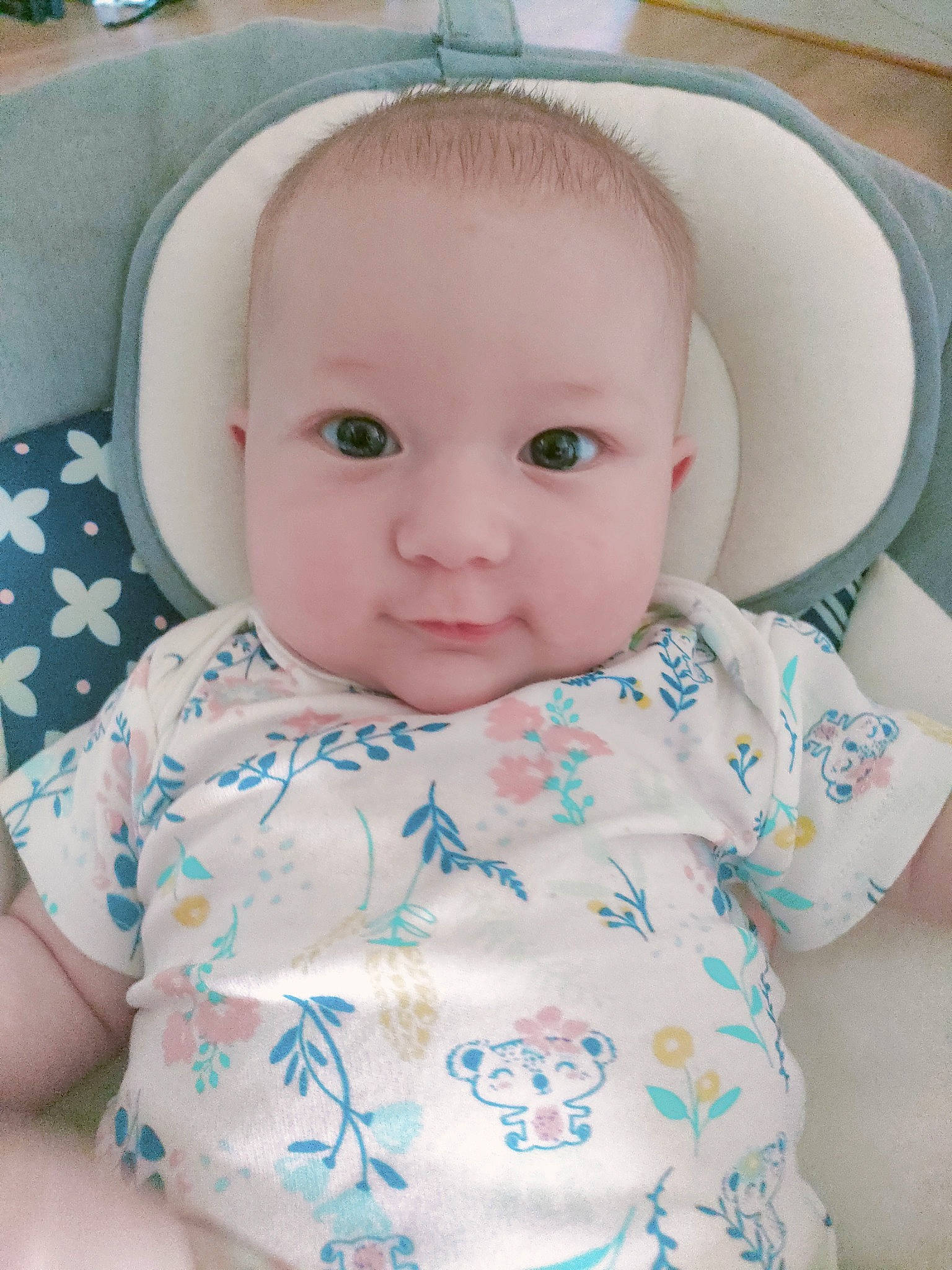 Lena a rejoint le concours — aidez-le/la à gagner de superbes lots ! baby, baby_toddler_clothing, cheek, child, collar, comfort, eye, eyelash, face, iris, linens, nose, pattern, person, product, skin, sleeve, t_shirt, textile, toddler