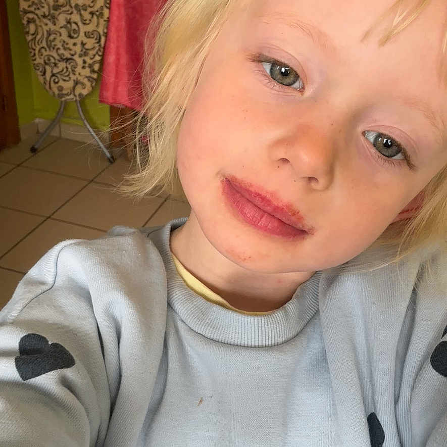 Athena participe au concours pour gagner de l'argent avec cette photo : child, blonde_hair, blue_eyes, sweatshirt, heart_pattern, indoor, selfie, smile, face, young, floor_tiles, ironing_board, red_cloth, home, portrait, casual_clothing, light, close_up, cute, messy_lips