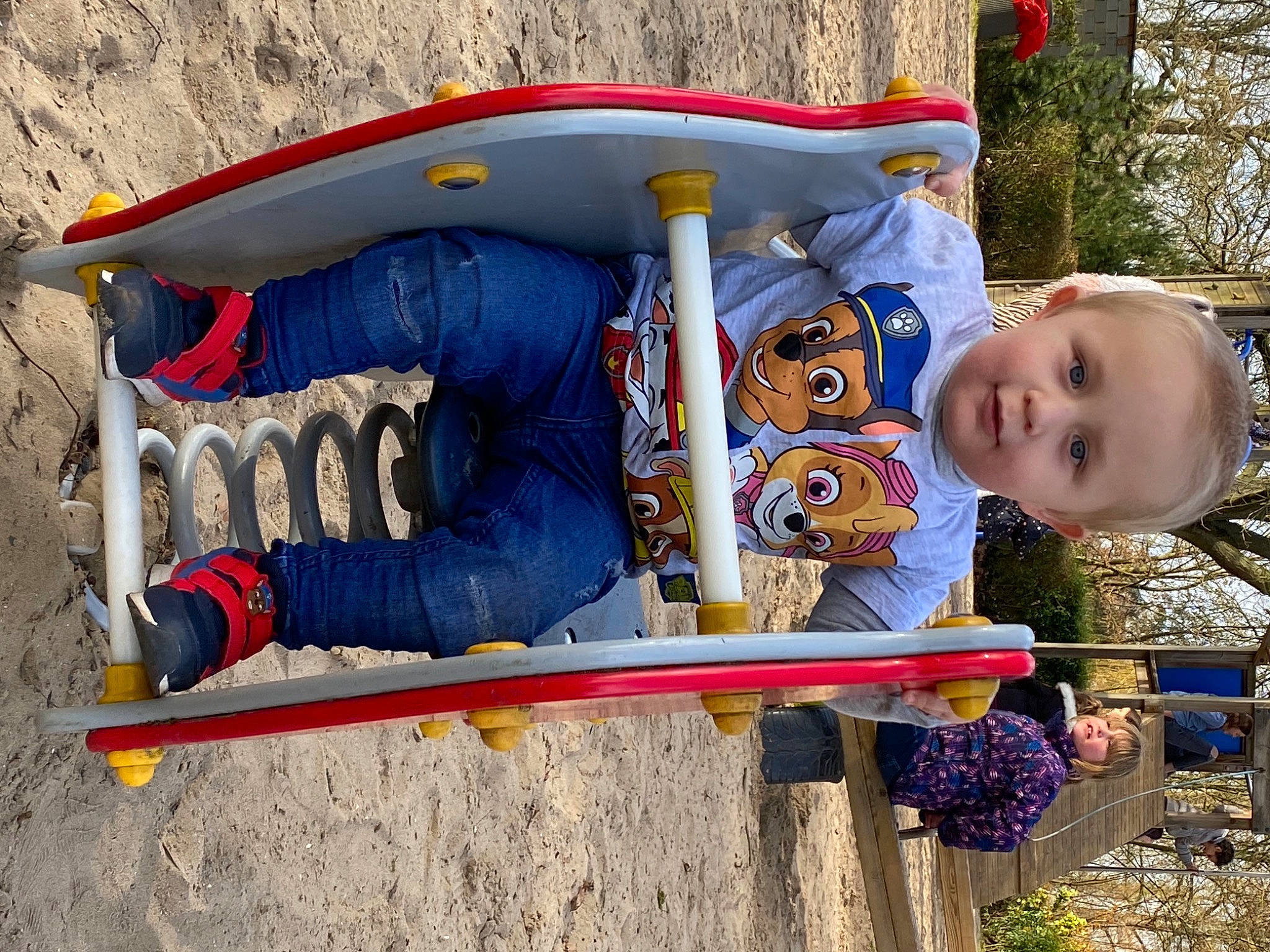 Tyméo participe au concours pour gagner de l'argent avec cette photo : baby, baby_products, baby_toddler_clothing, child, city, fun, happy, landscape, leisure, outdoor_play_equipment, person, plant, play, playground, recreation, sitting, smile, soil, toddler, tree