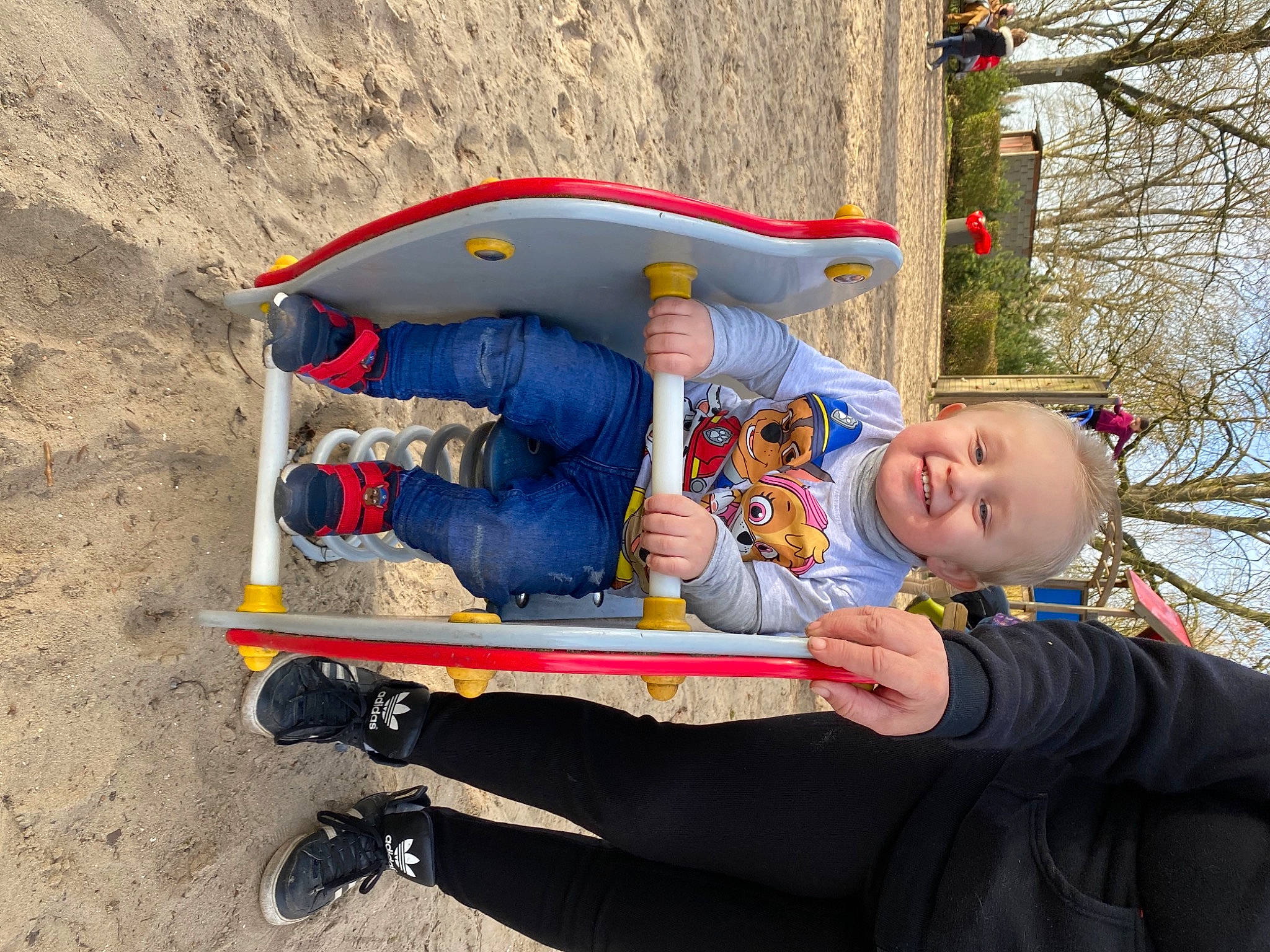 Tyméo participe au concours pour gagner de l'argent avec cette photo : baby_products, child, comfort, fun, happy, joy, landscape, leisure, outdoor_furniture, person, play, recreation, sitting, smile, toddler, travel, tree