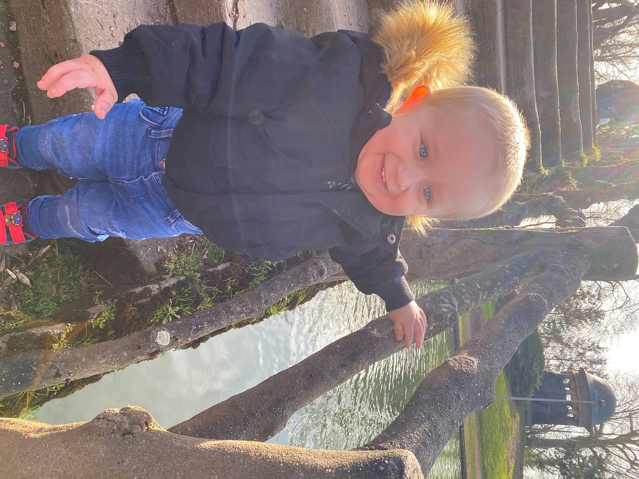 Tyméo a rejoint le concours — aidez-le/la à gagner de superbes lots ! baby, baby_toddler_clothing, child, fun, grass, joy, landscape, leaf, leisure, people_in_nature, person, plant, play, shadow, smile, soil, toddler, tree, trunk, winter