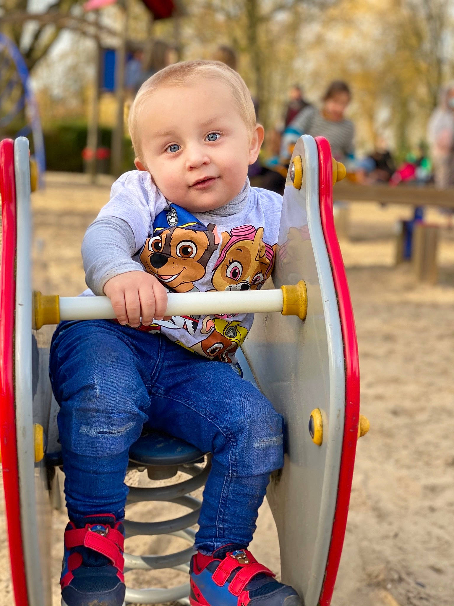 Tyméo participe au concours pour gagner de l'argent avec cette photo : baby, baby_playing_with_toys, baby_toddler_clothing, blue, child, city, electric_blue, fun, happy, leisure, orange, outdoor_play_equipment, person, play, playground, recreation, sitting, sneakers, summer, toddler