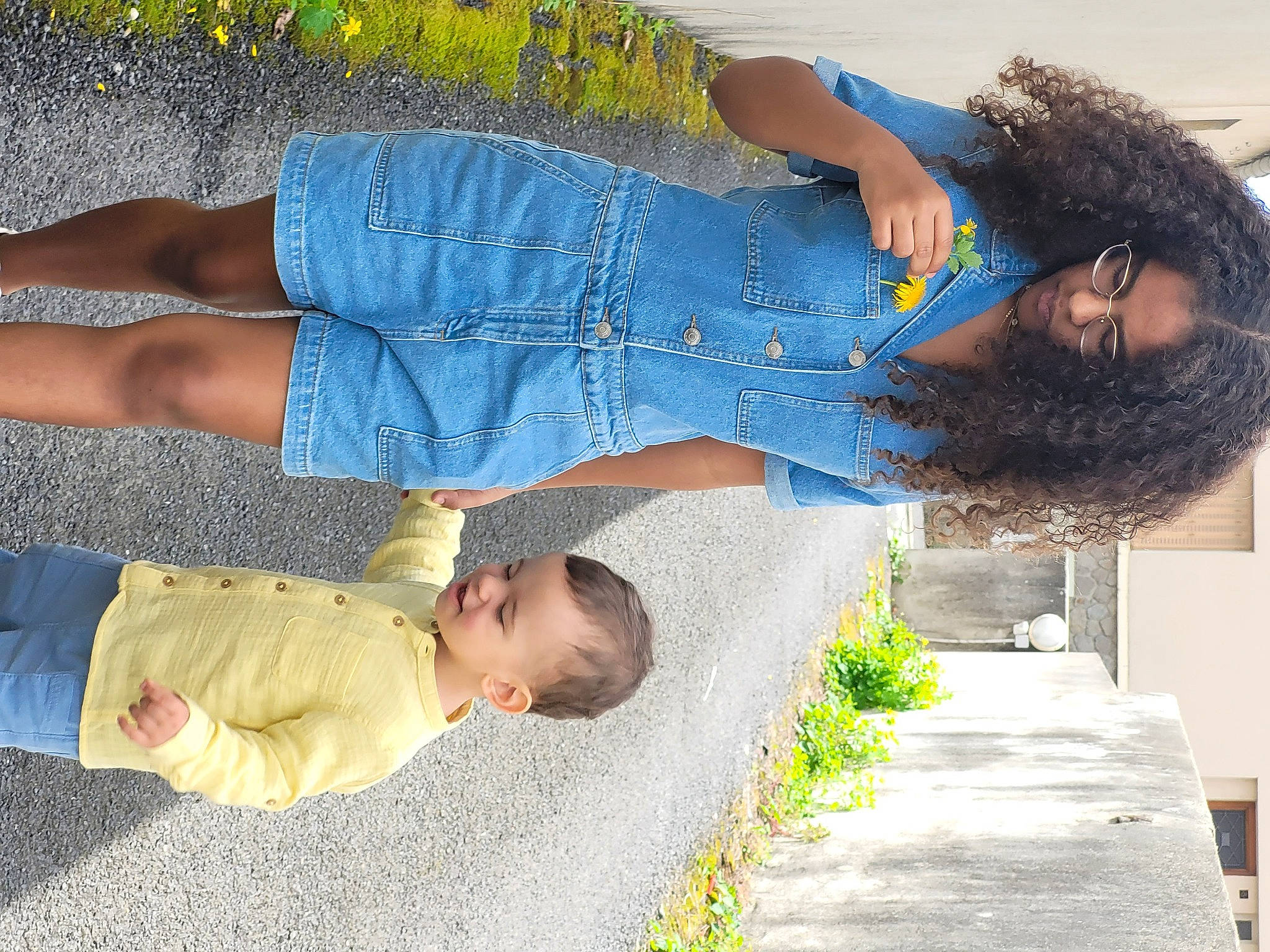 Mariana participe au concours pour gagner de l'argent avec cette photo : baby, denim, electric_blue, facial_expression, foot, fun, gesture, grass, happy, human_leg, leisure, people_in_nature, person, plant, thigh, toddler, vacation, waist, yellow