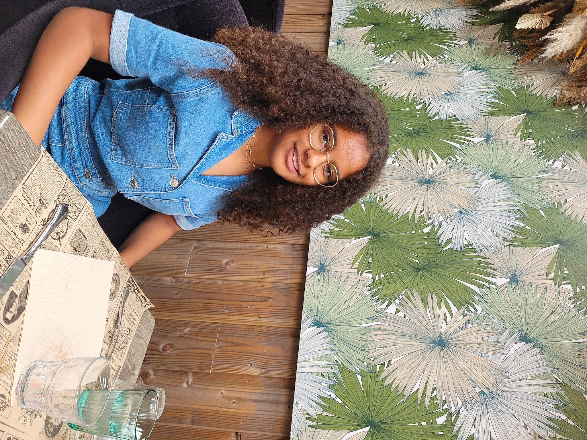 Mariana participe au concours pour gagner de l'argent avec cette photo : arecales, blue, conifer, denim, electric_blue, event, fir, fun, grass, green, happy, holiday, human_leg, joy, leisure, pattern, person, pine, spring, textile