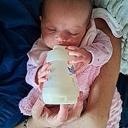 Louéna a rejoint le concours — aidez-le/la à gagner de superbes lots ! baby, bottle, feeding, milk, hands, arms, blanket, pink_clothing, sleeping, infant, person, cozy, closeup, holding, resting, cute, newborn, care, comfort, tenderness