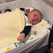 Elyo a rejoint le concours — aidez-le/la à gagner de superbes lots ! baby, bassinet, bedroom, blanket, child, cozy, cute, heart_pattern, home, indoors, infant, mattress, mesh, newborn, pacifier, pajamas, person, resting, sleeping_area, soft_texture