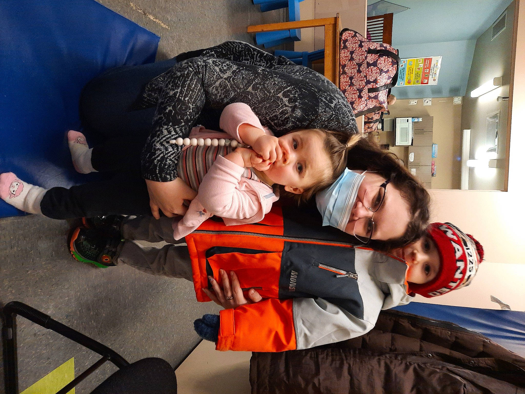 Kaéla participe au concours pour gagner de l'argent avec cette photo : baby, ear, glove, head, headwear, interaction, joy, love, person, picture_frame, sock