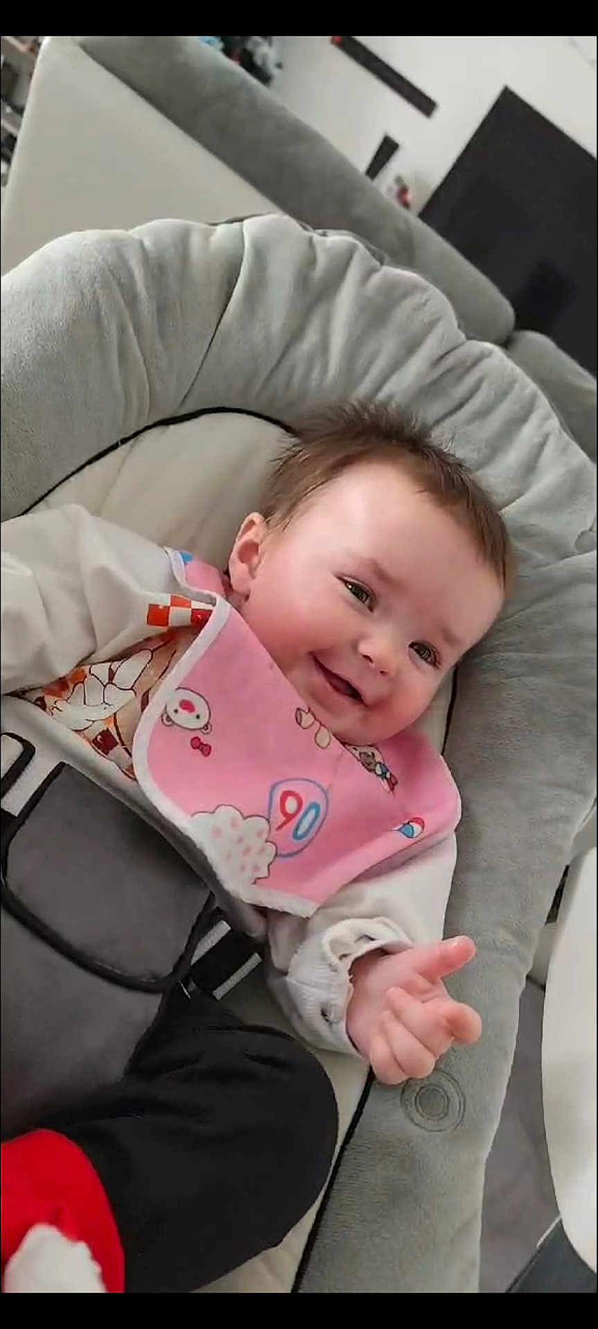 Léna a rejoint le concours — aidez-le/la à gagner de superbes lots ! baby, smiling, infant, bib, baby_seat, cushion, clothing, hand, indoor, portrait, child, happy, face, person, home, comfort, cute, cozy, young_child, relaxed