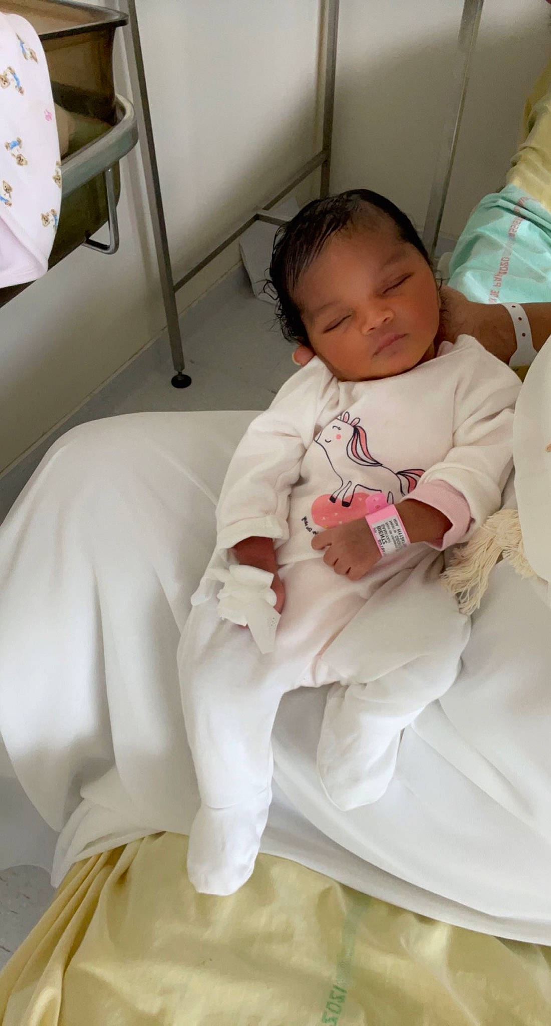 Sanayah a rejoint le concours — aidez-le/la à gagner de superbes lots ! abdomen, baby, baby_products, baby_toddler_clothing, chair, comfort, event, finger, health_care, hospital, hospital_bed, human_body, knee, leg, neck, person, service, sitting, skin, thumb