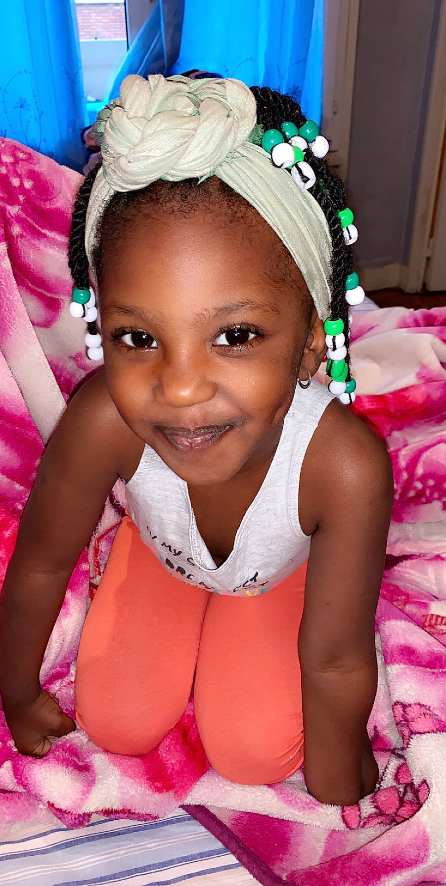 Joyce a rejoint le concours — aidez-le/la à gagner de superbes lots ! cheek, child, fashion_accessory, hair_accessory, joy, person, pink, smile, toddler